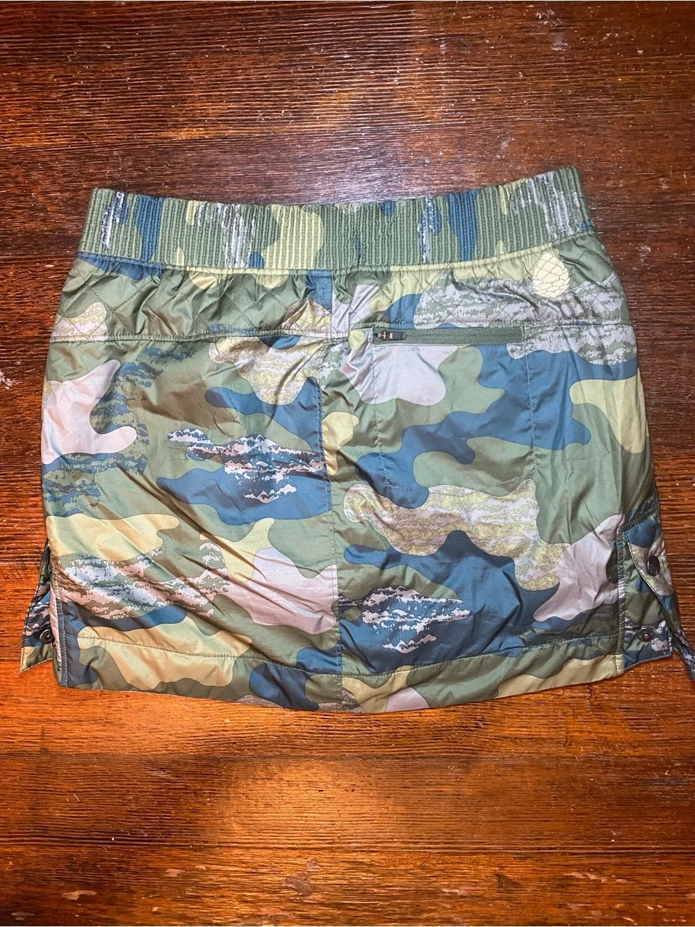 EUC Stio Skycrest Insulated Green Neutral Camo Quilted Snap-Front Skirt Mini